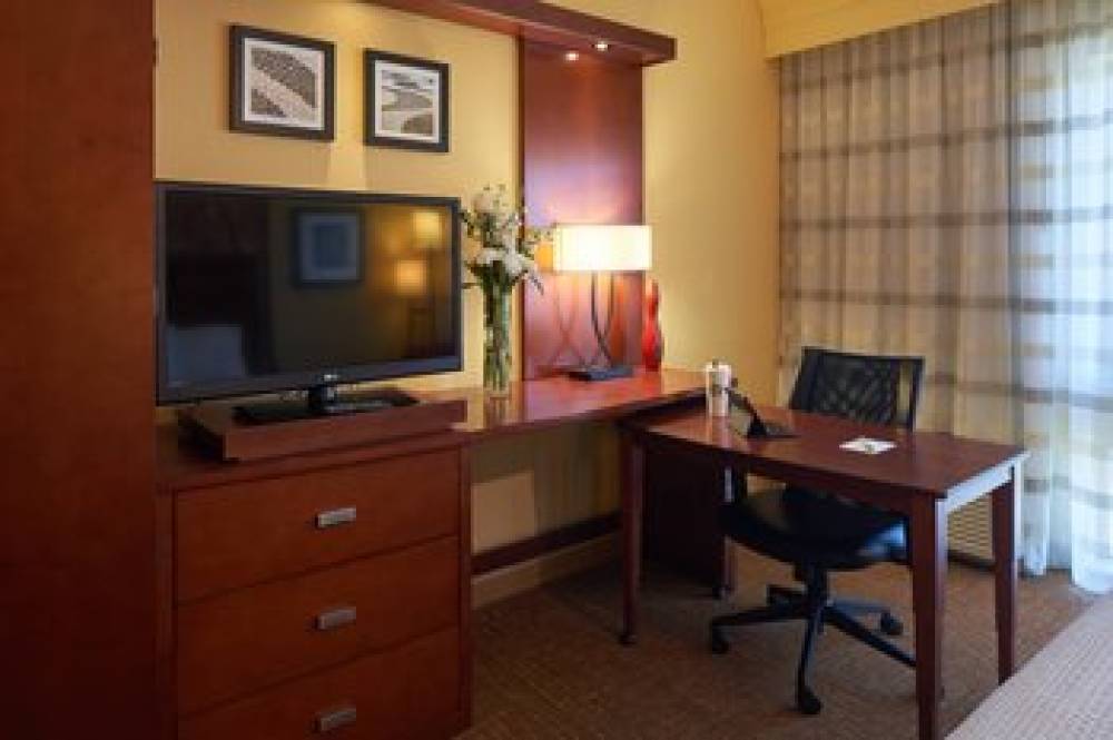 Courtyard By Marriott Evansville East 3