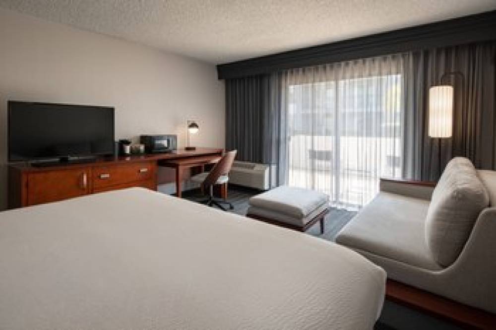 Courtyard By Marriott Fresno 7