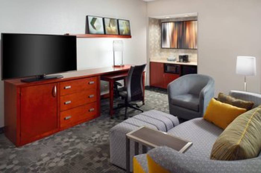 Courtyard By Marriott Greensboro 9