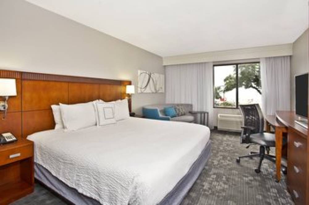 Courtyard By Marriott Gulfport Beachfront 5