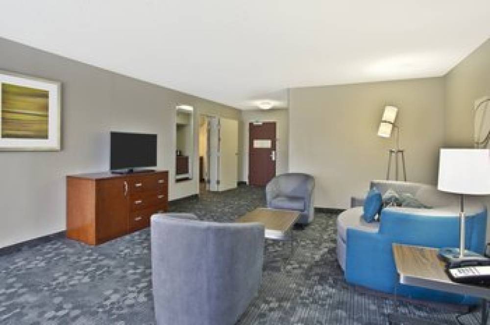 Courtyard By Marriott Gulfport Beachfront 10