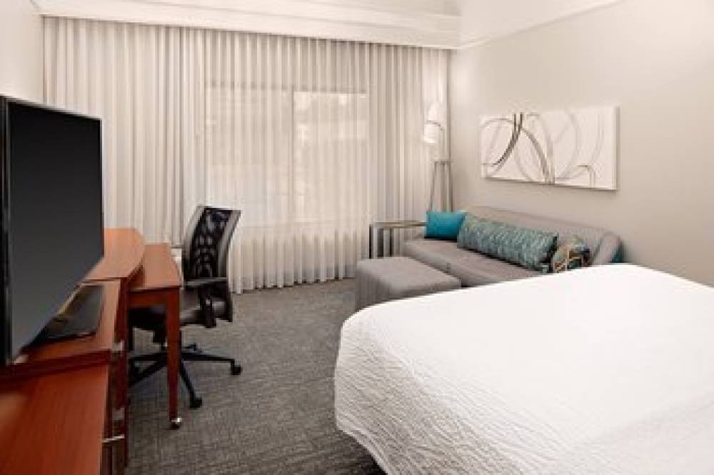 Courtyard By Marriott Houston-West University 4