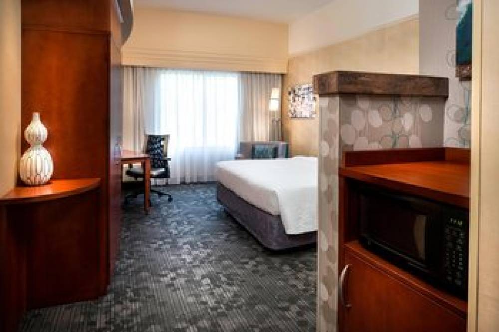 Courtyard By Marriott Kansas City Shawnee 10