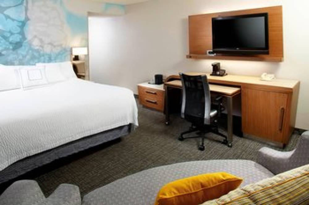 Courtyard By Marriott Lansing 5