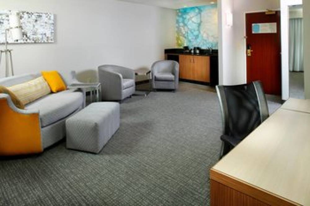 Courtyard By Marriott Lansing 7