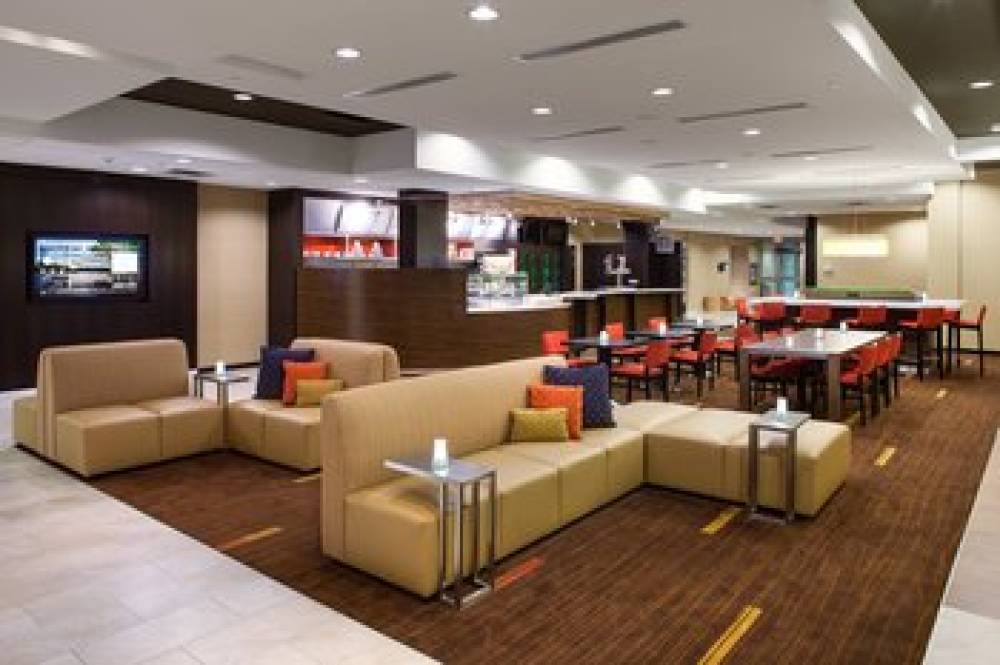 Courtyard By Marriott London 1