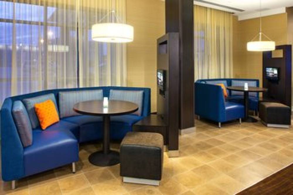 Courtyard By Marriott London 10