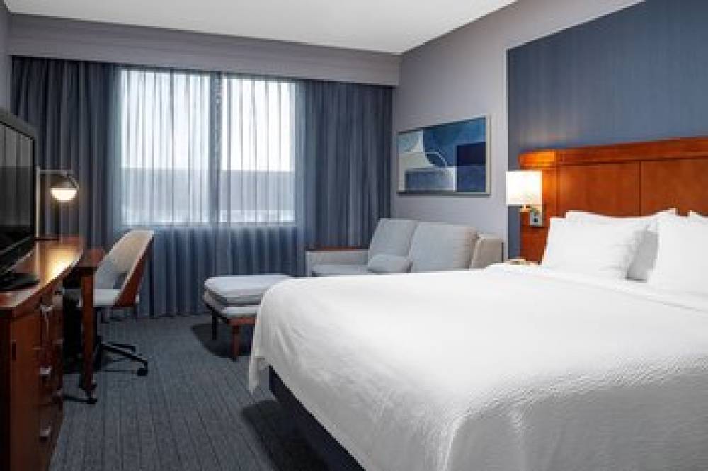 Courtyard By Marriott Long Island MacArthur Airport 8