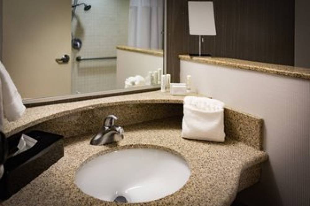 Courtyard By Marriott Norman 8