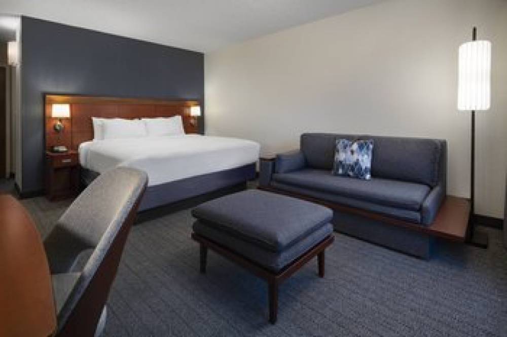 Courtyard By Marriott Palm Springs 10