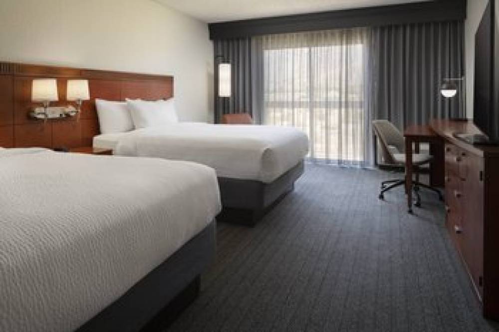 Courtyard By Marriott Palm Springs 7