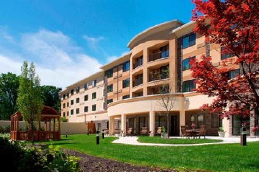 Courtyard By Marriott Paramus 1