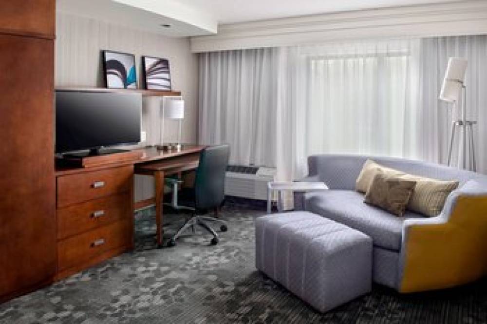 Courtyard By Marriott Paramus 10