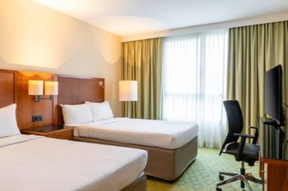 Courtyard By Marriott Paris Saint Denis 2