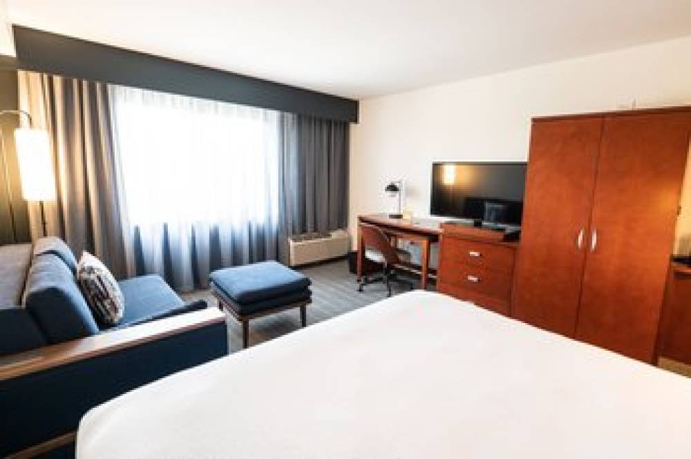 Courtyard By Marriott Philadelphia Springfield 8