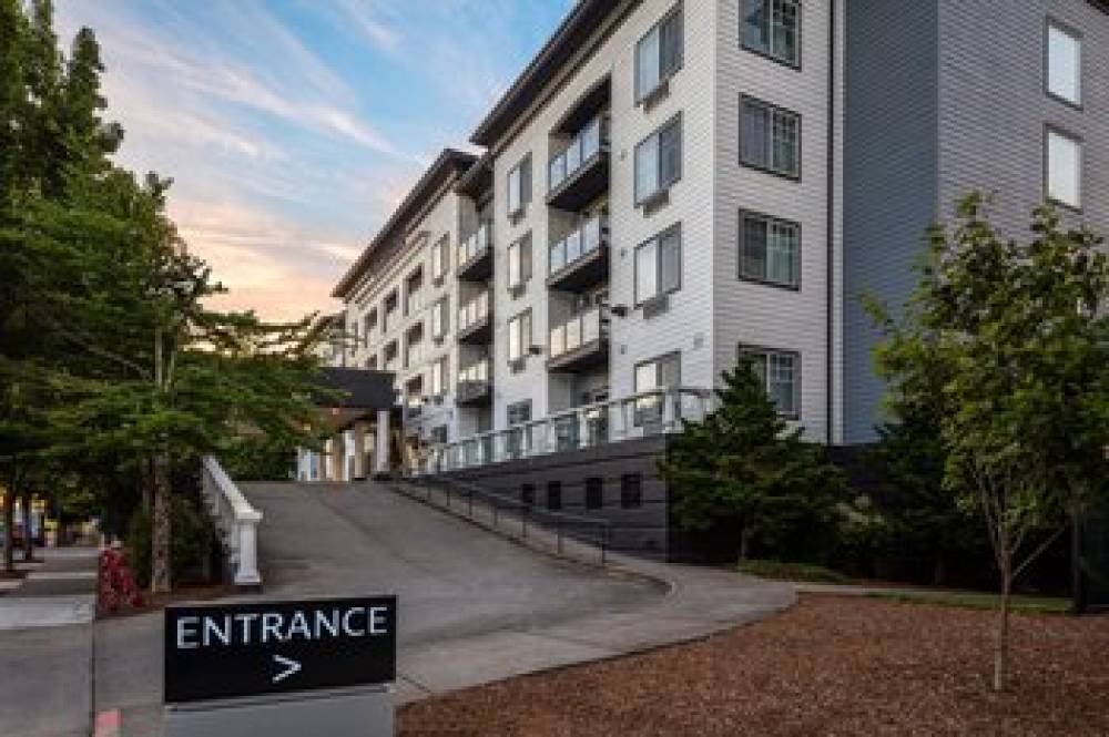 Courtyard By Marriott Portland North 4