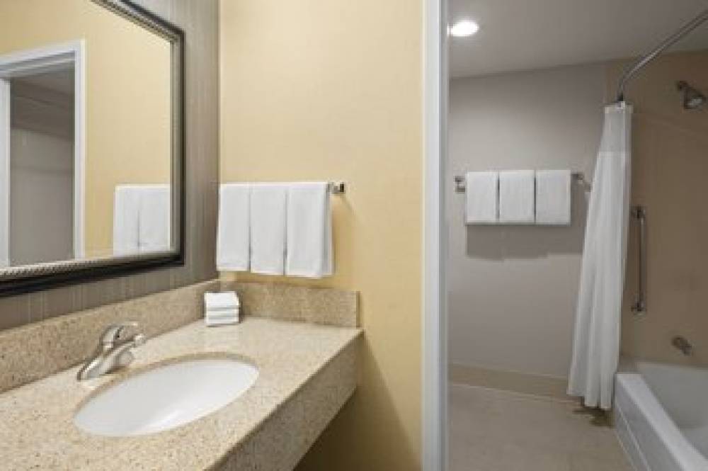 Courtyard By Marriott Rockford 10