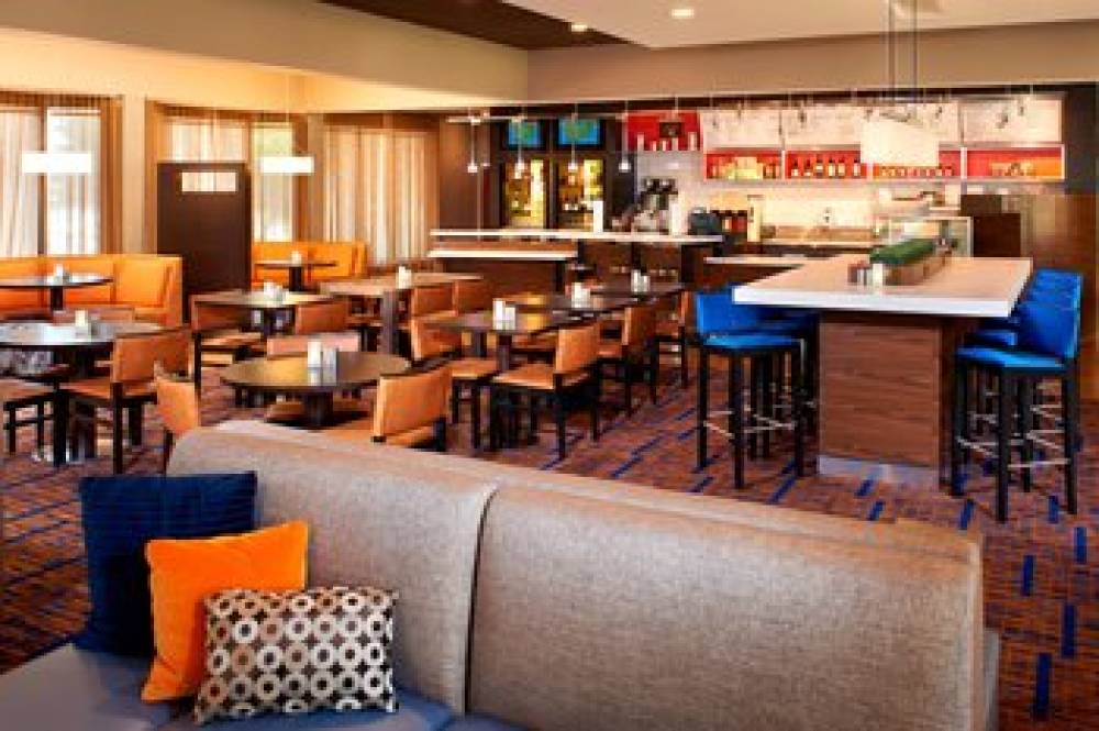 Courtyard By Marriott Rockford 4