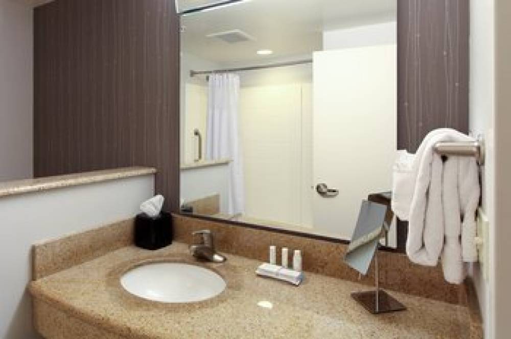 Courtyard By Marriott Salina 5