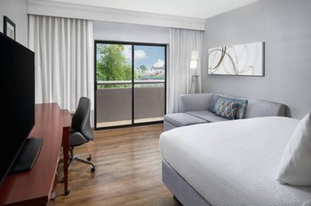 Courtyard By Marriott Scottsdale North 9