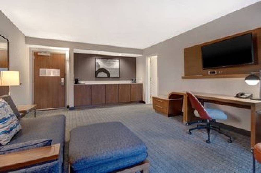 Courtyard By Marriott State College 8