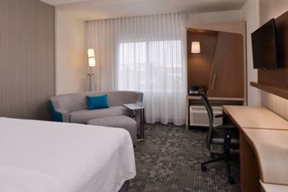 Courtyard By Marriott Toledo North 6