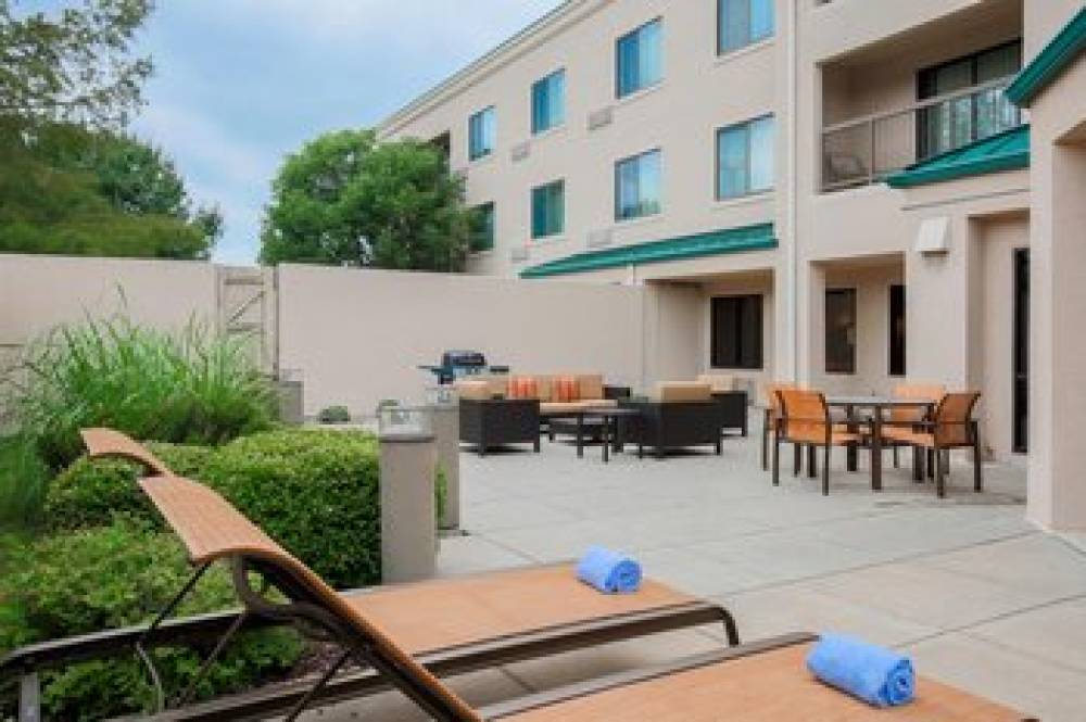 Courtyard By Marriott Topeka