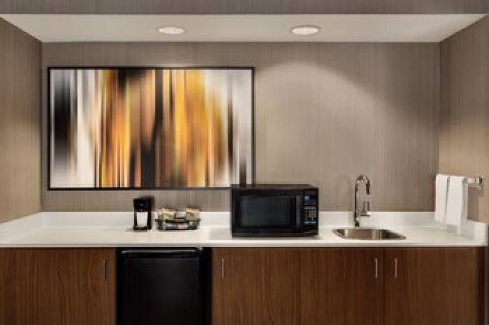 Courtyard By Marriott Topeka 9