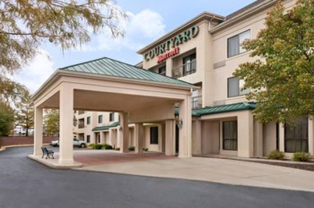 Courtyard By Marriott Topeka 2