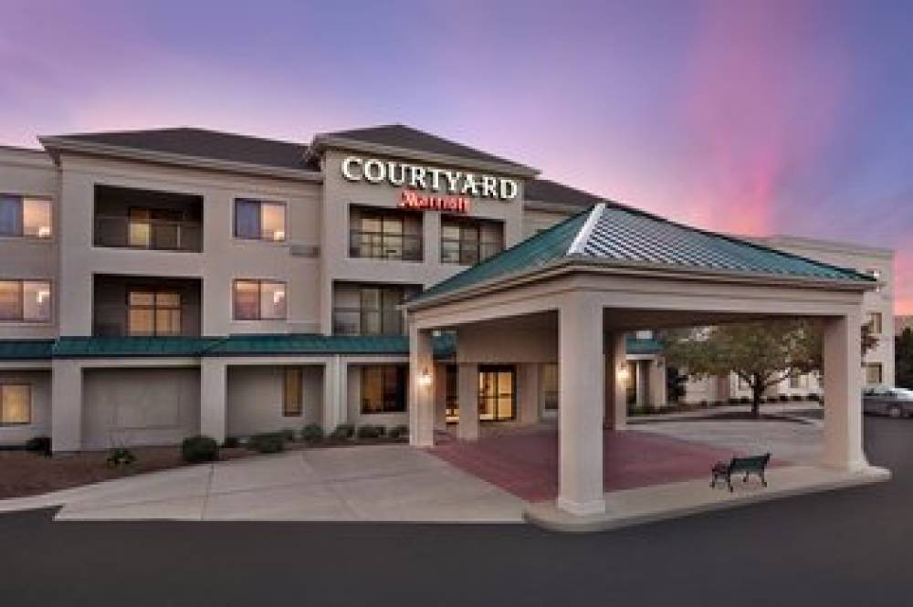 Courtyard By Marriott Topeka 3