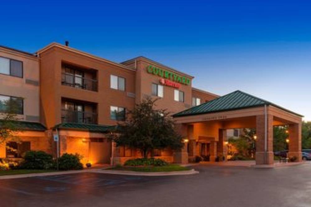 Courtyard By Marriott Traverse City 2