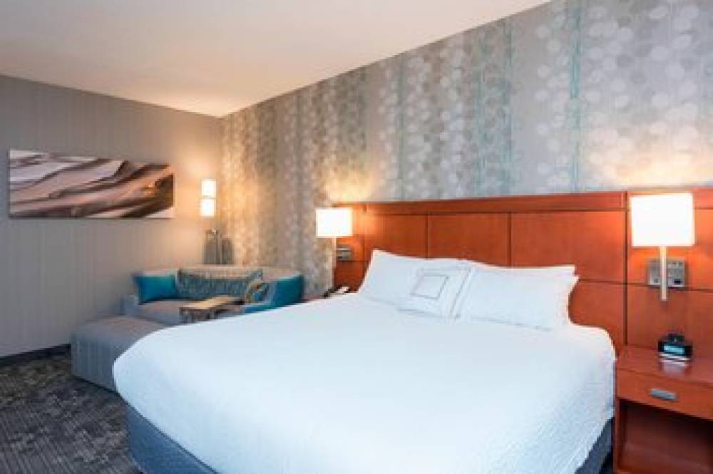 Courtyard By Marriott Traverse City 9