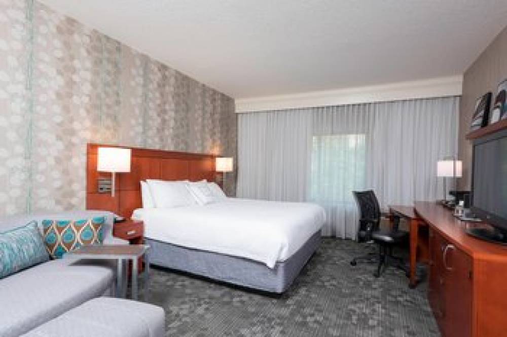 Courtyard By Marriott Traverse City 8