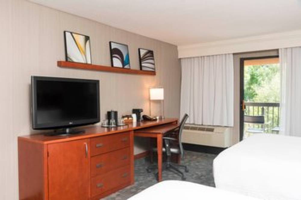 Courtyard By Marriott Traverse City 7