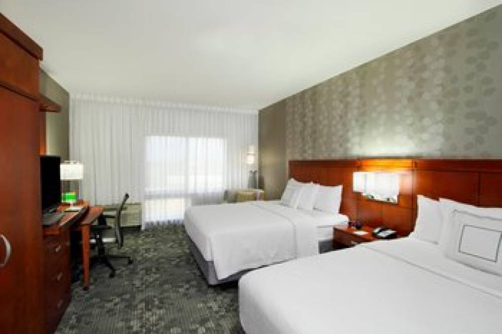 Courtyard By Marriott Victoria 8