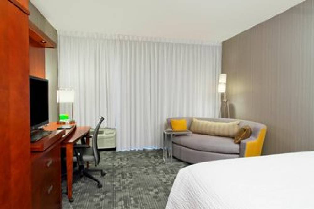 Courtyard By Marriott Victoria 7