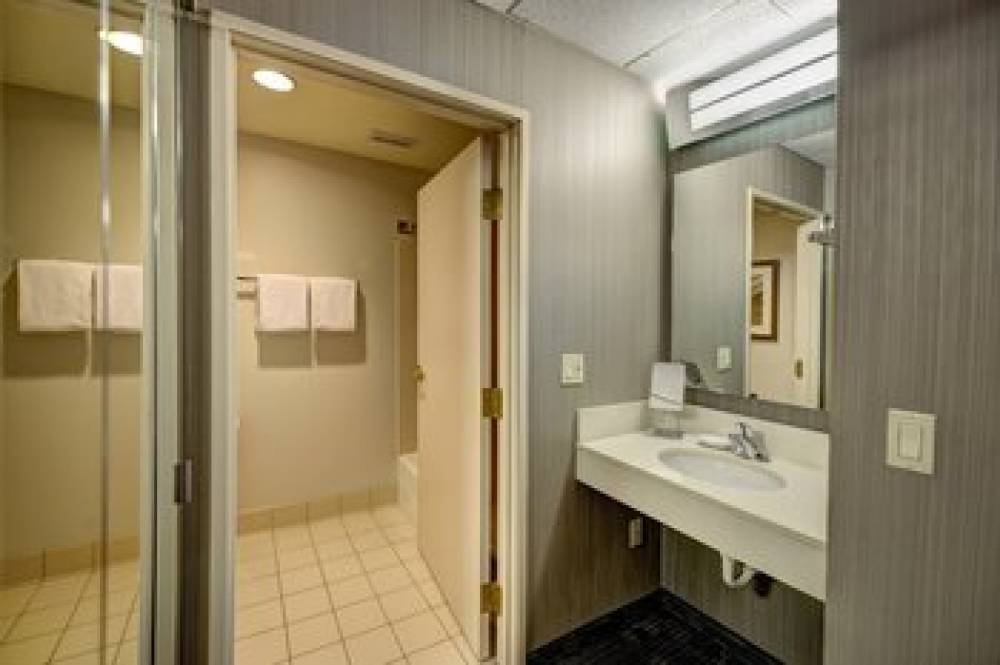 Courtyard By Marriott Wausau 9