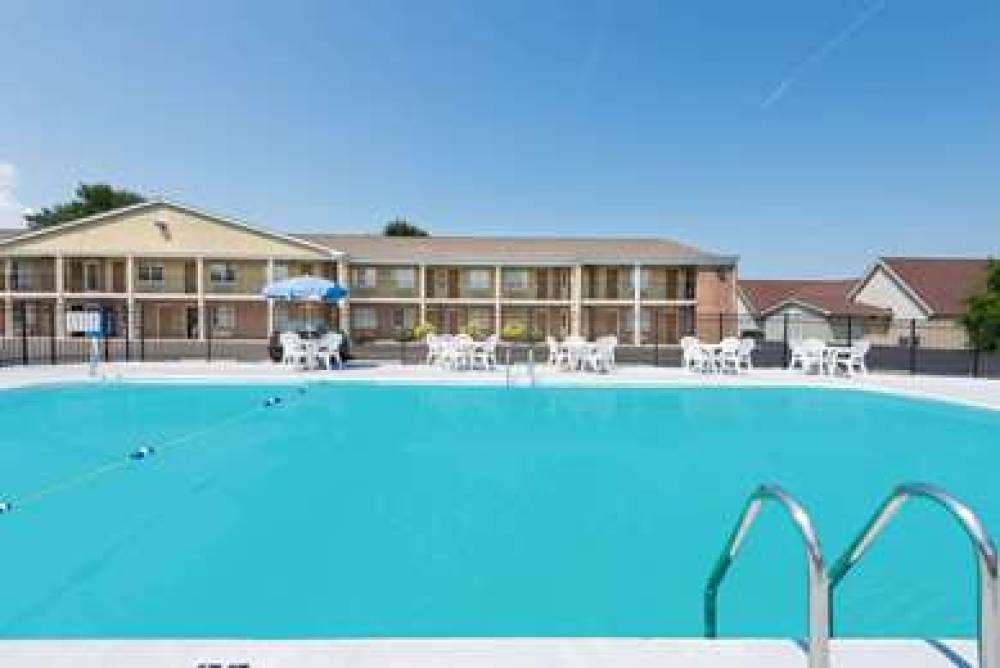 Days Inn By Wyndham Amherst 4