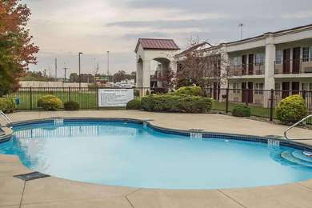 DAYS INN BY WYNDHAM AUSTINTOWN 8