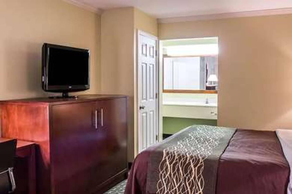 DAYS INN BY WYNDHAM AUSTINTOWN 10