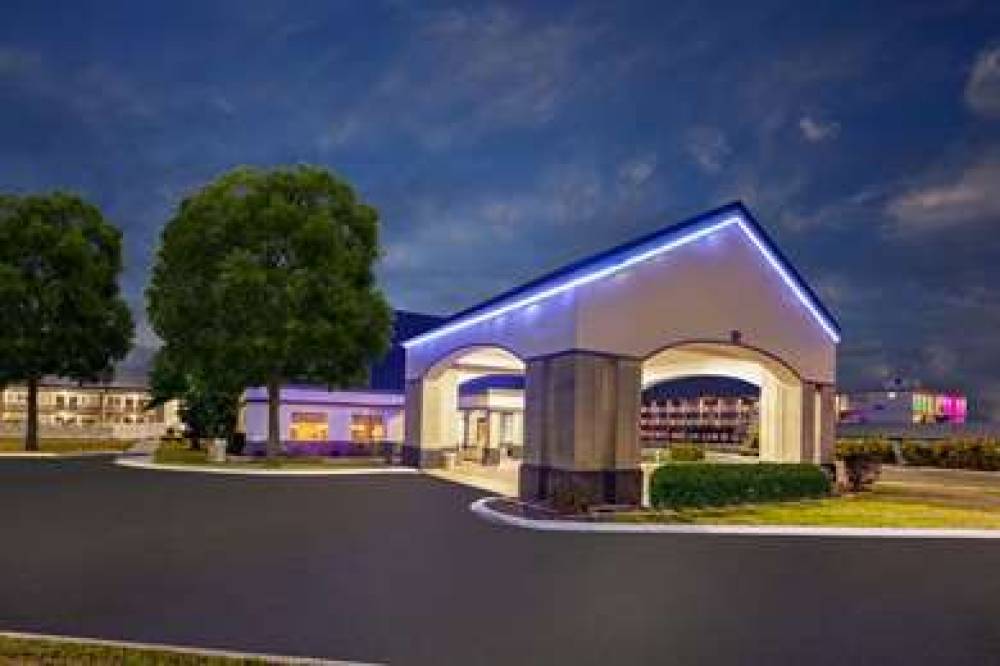 DAYS INN BY WYNDHAM AUSTINTOWN 2