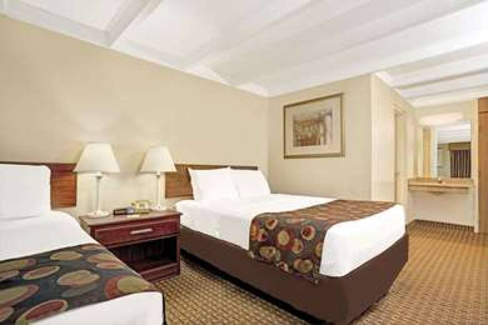 DAYS INN BY WYNDHAM, BLOOMINGTON WE 9