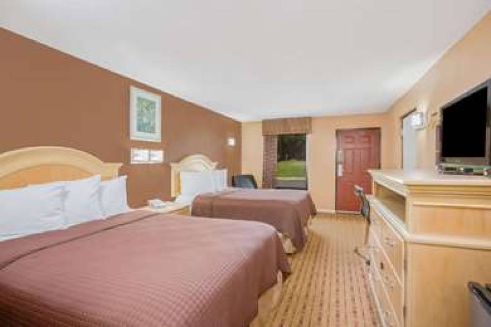 Days Inn By Wyndham Columbus Tryon 7