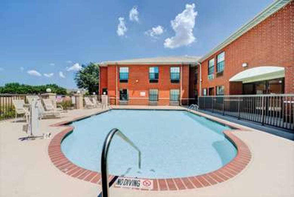 Days Inn By Wyndham Dallas Plano 2