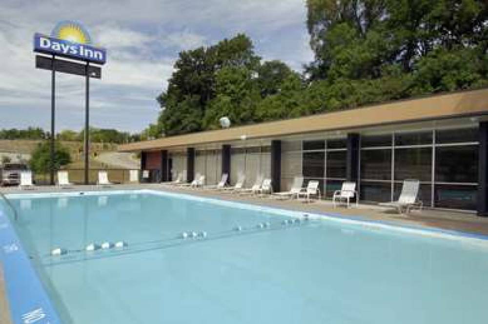 Days Inn By Wyndham Dubuque 4