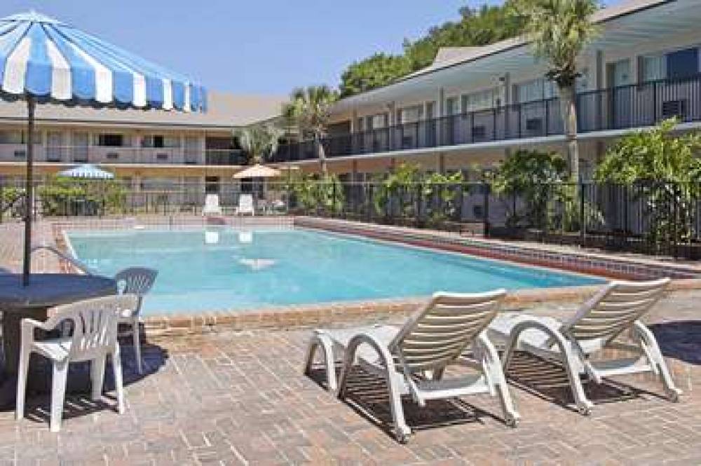 DAYS INN BY WYNDHAM GAINESVILLE UNI 3