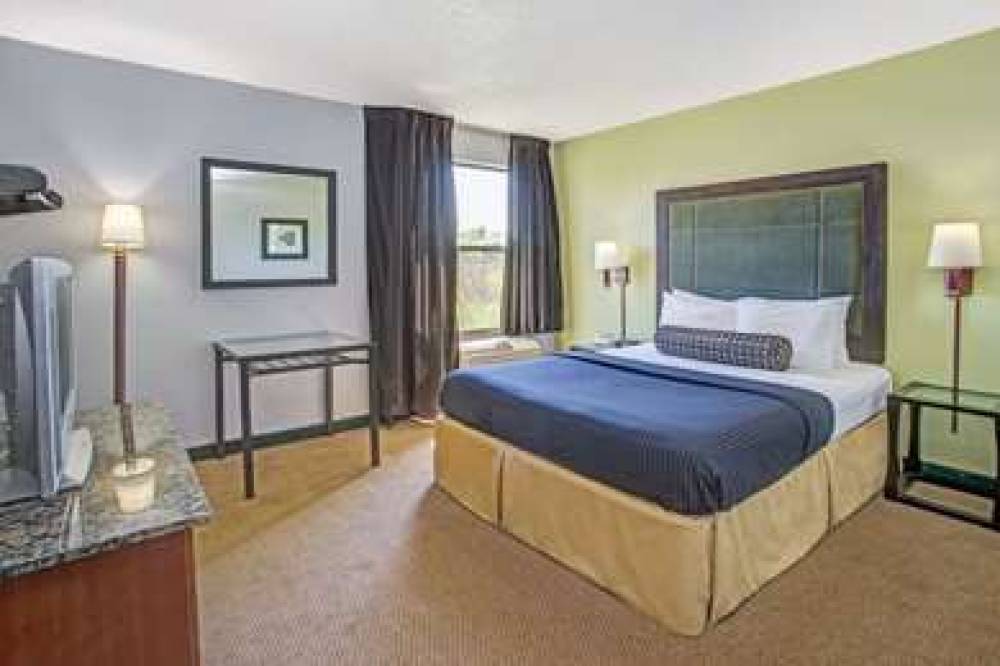 DAYS INN BY WYNDHAM GREAT LAKES - N 7