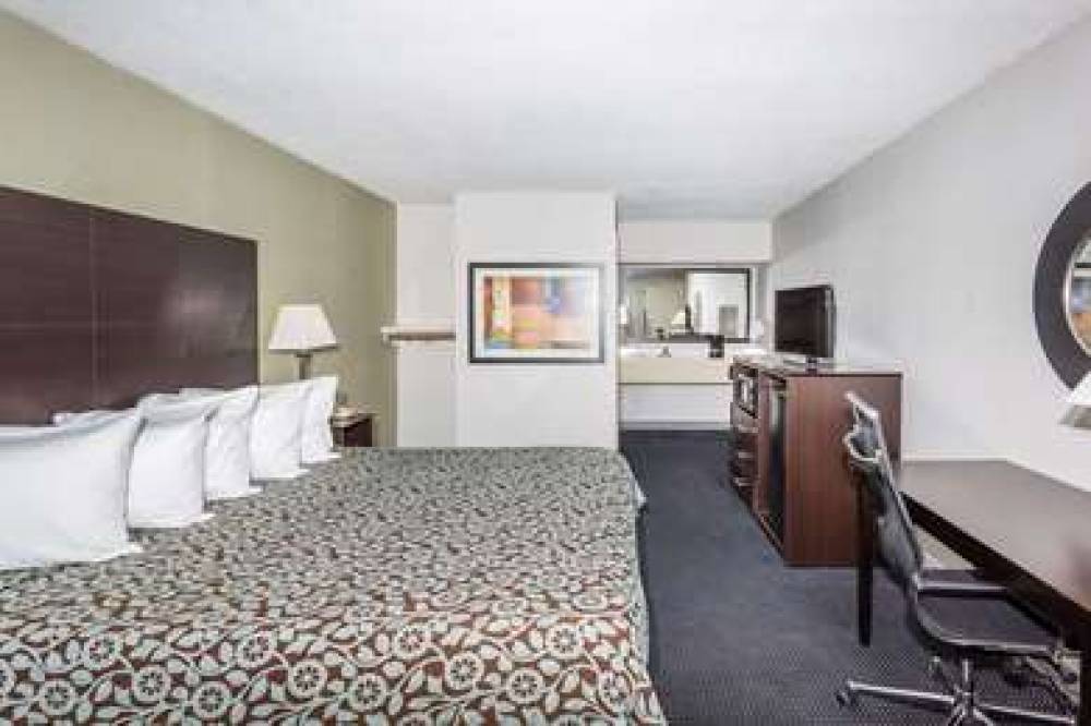 Days Inn By Wyndham Hendersonville 8