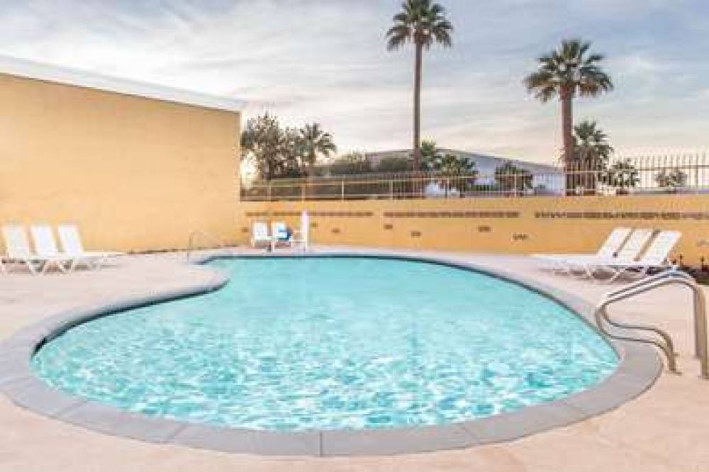 DAYS INN BY WYNDHAM INDIO 3