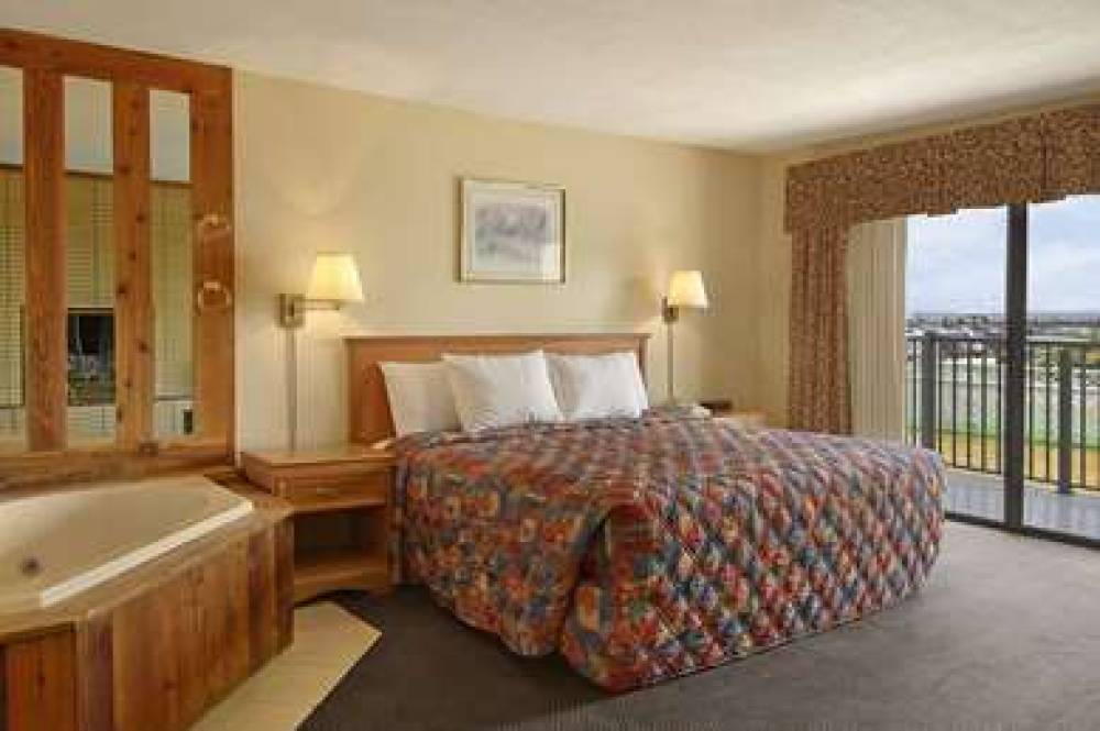 DAYS INN BY WYNDHAM MACKINAW CITY - 4